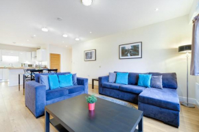 Spacious Luxury 3 Bed Apt with Parking by 360Stays